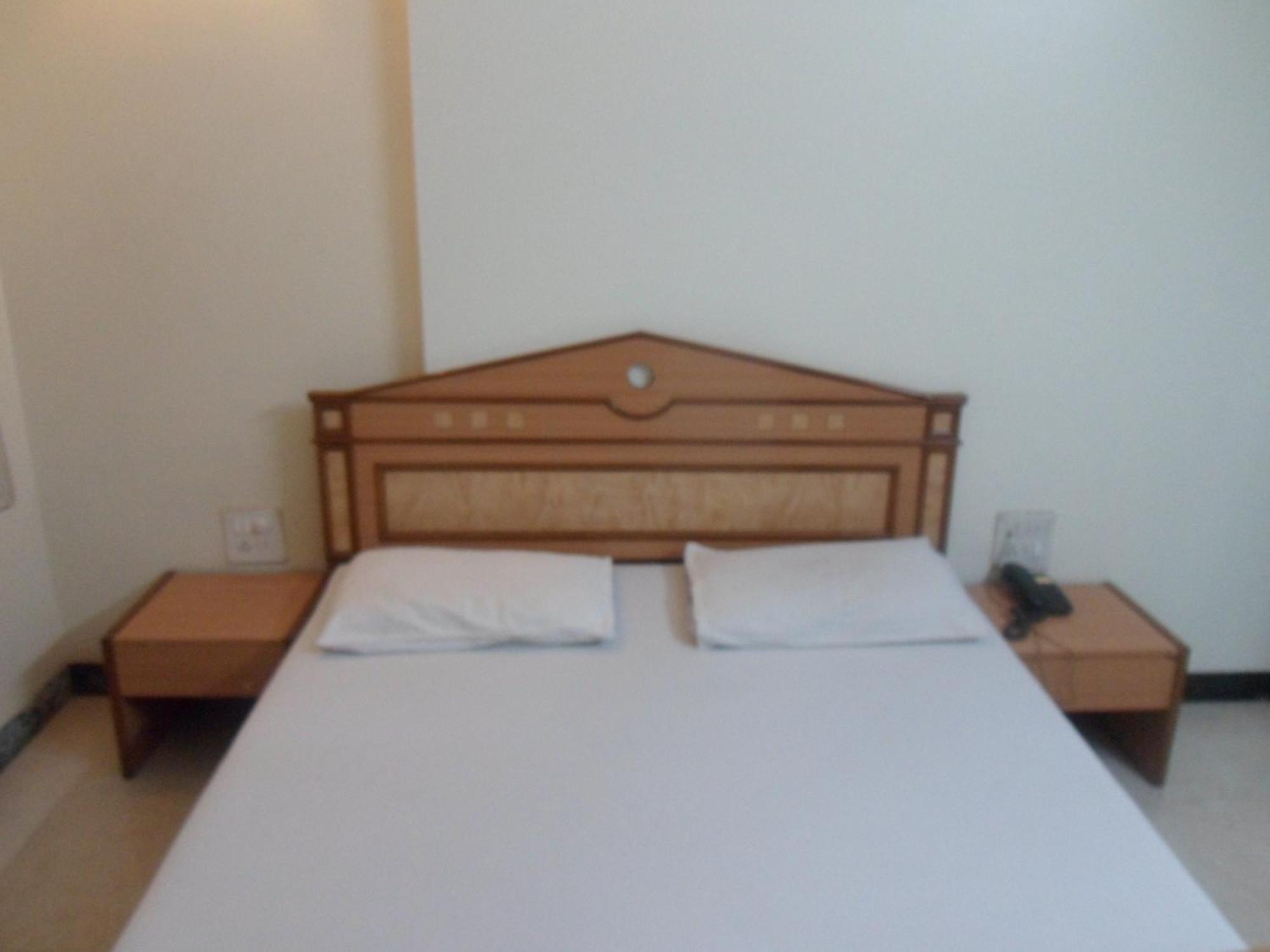 Hotel Pooja International Nashik Oda fotoğraf